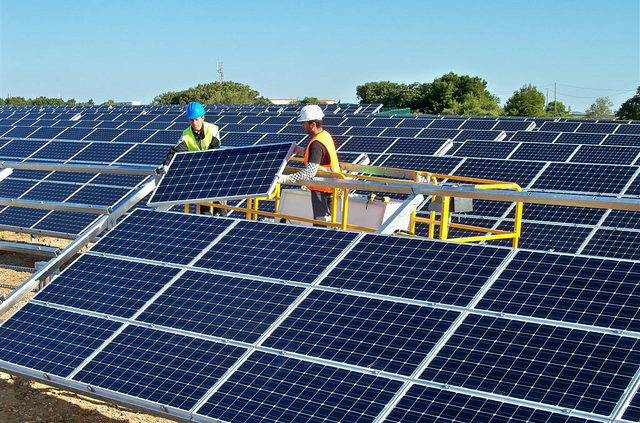 solar-installers-640x423